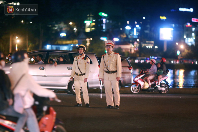 Đà Lạt chật kín du khách và phương tiện, các ngả đường ùn tắc kinh hoàng tối 30/4